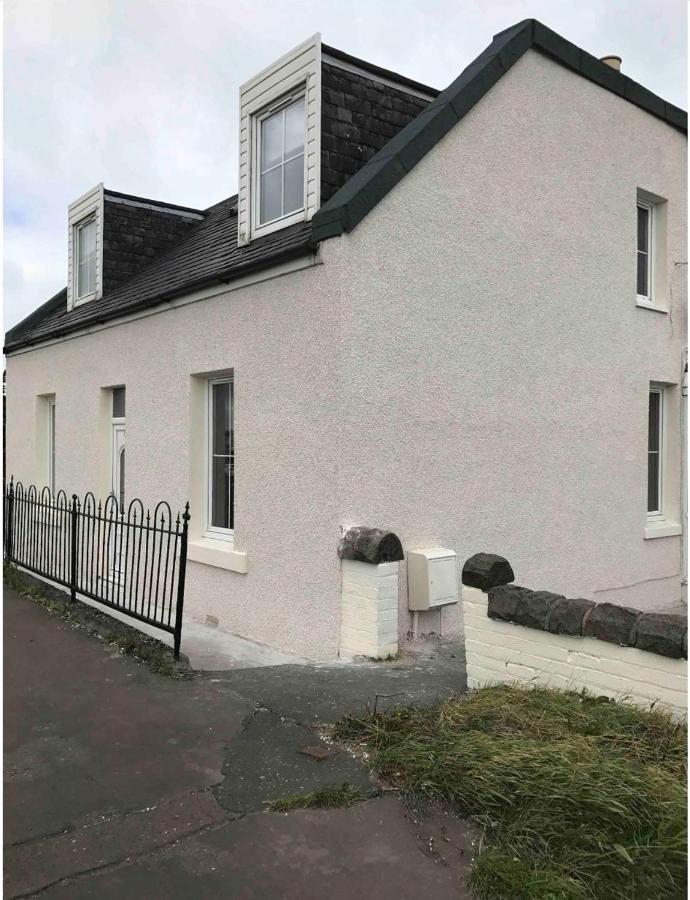 4 Bed Near Airport Ferienhaus *