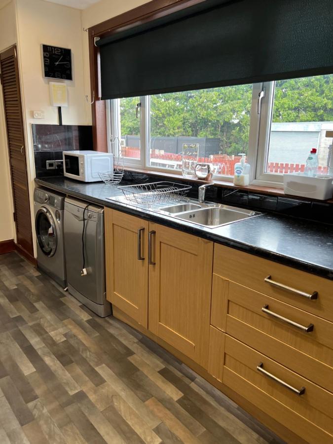 4 Bed Near Airport Ferienhaus Edinburgh