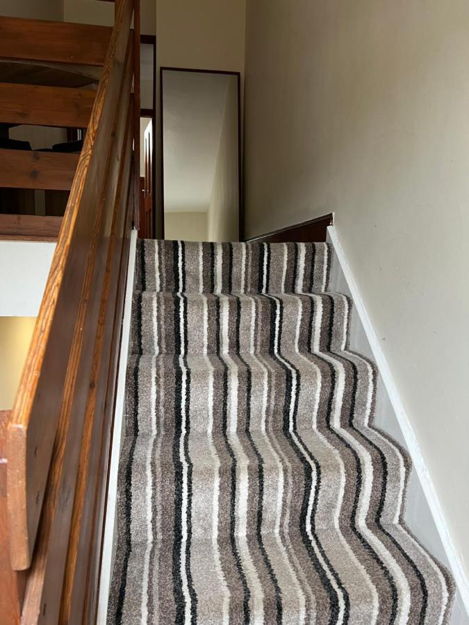 4 Bed Near Airport Ferienhaus Edinburgh