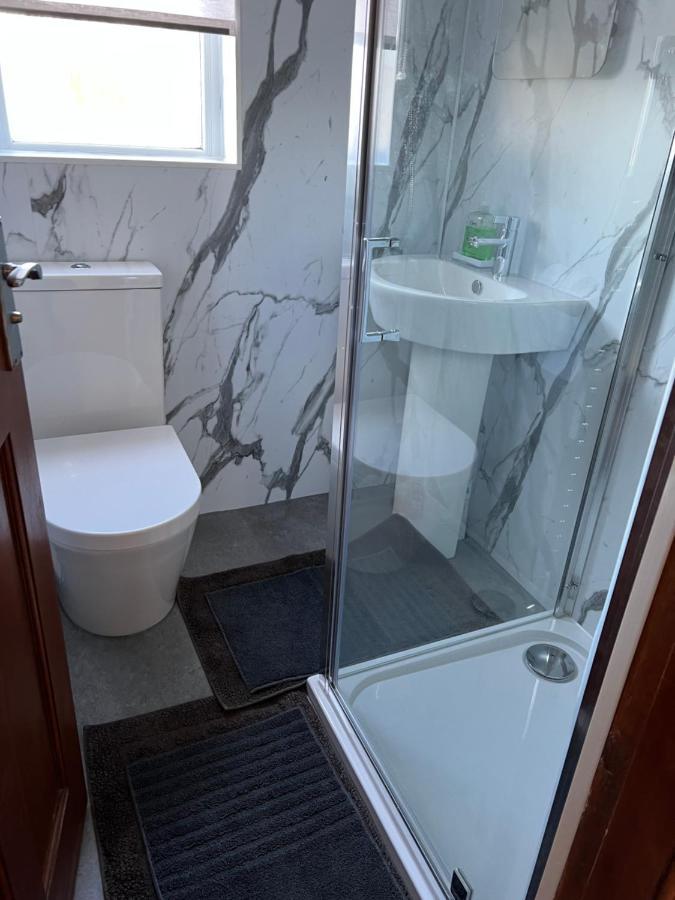 4 Bed Near Airport Ferienhaus Edinburgh